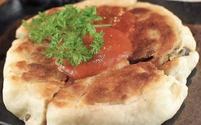 トリッパと茸を包んだフォカッチャ丸焼き